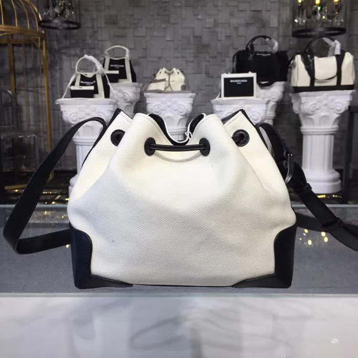 BALENCIAG巴黎世家 BALENCIAGA帆布 休閒時尚 斜挎抽繩桶包  BL1321